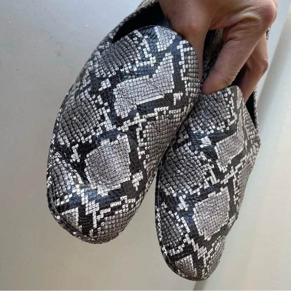 Vince Snakeprint Womens Contemporary Loafer Flats Slip On Shoes Size 37M / 7M - Picture 11 of 12